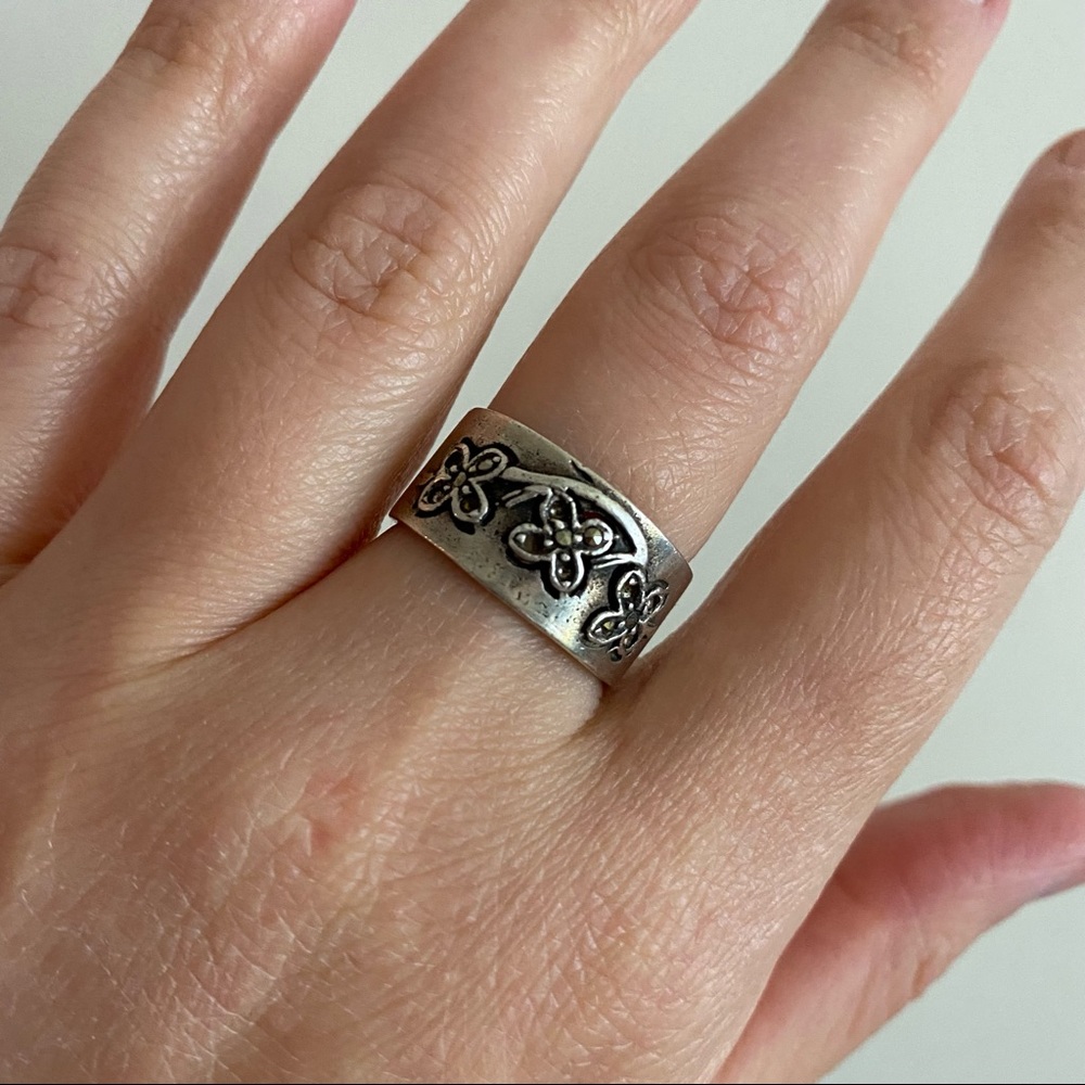 Vintage Silver Band Ring with Three Flowers on Top